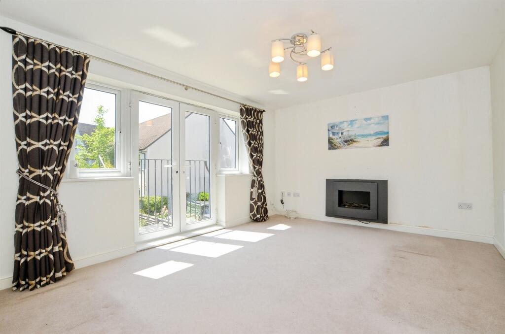 Three Valleys Way, BUSHEY photo 3