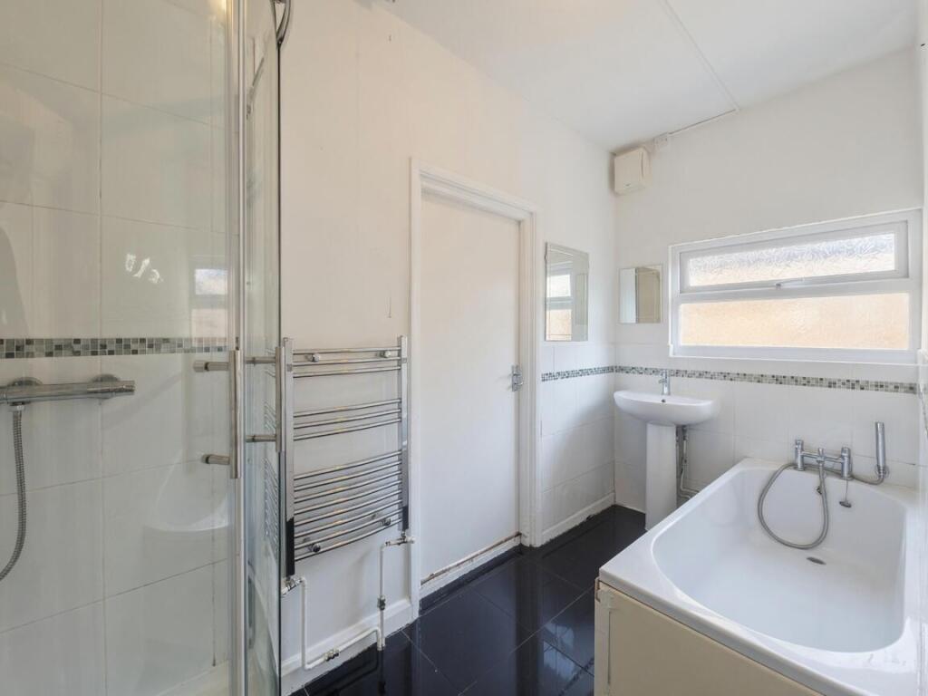 Apartment in Southend-on-Sea - More