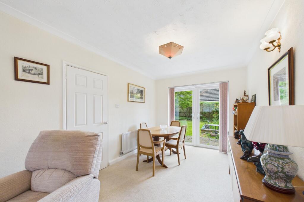 Hangerfield Close, Yateley, Hampshire, GU46 photo 3