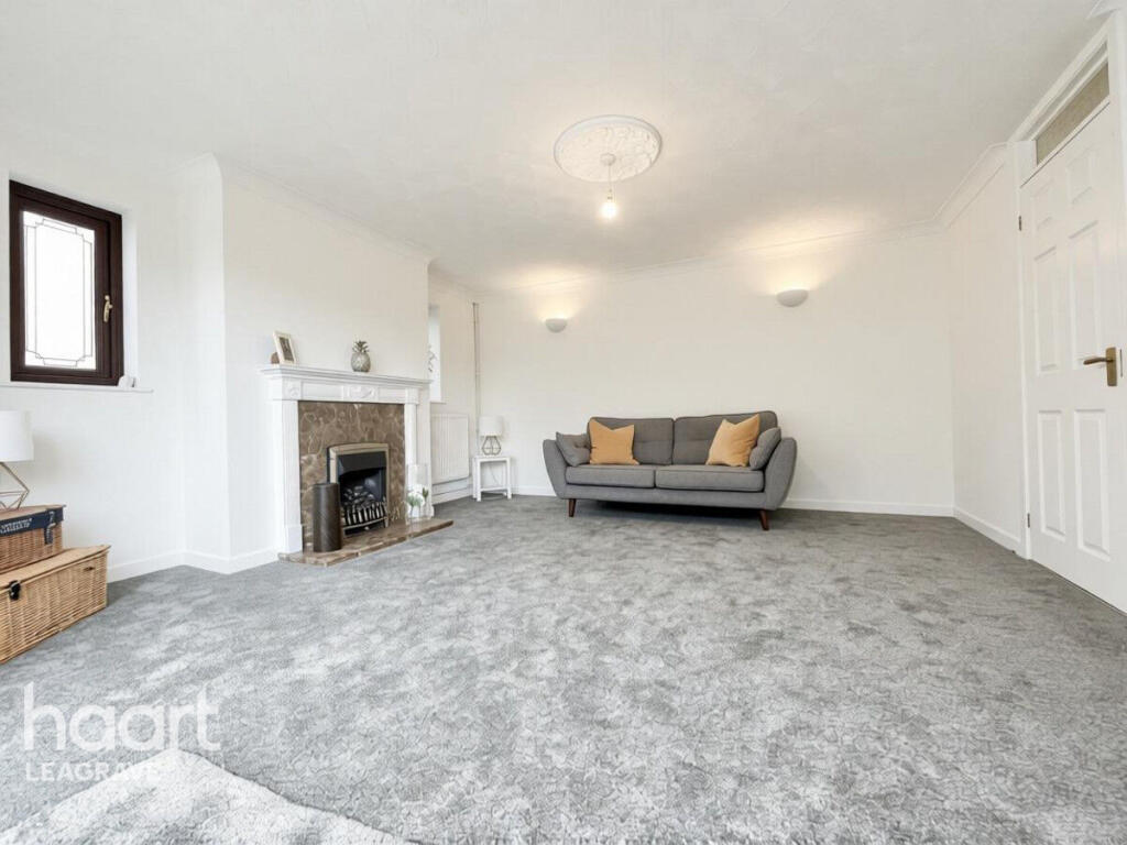 Almond Close, LUTON photo 4