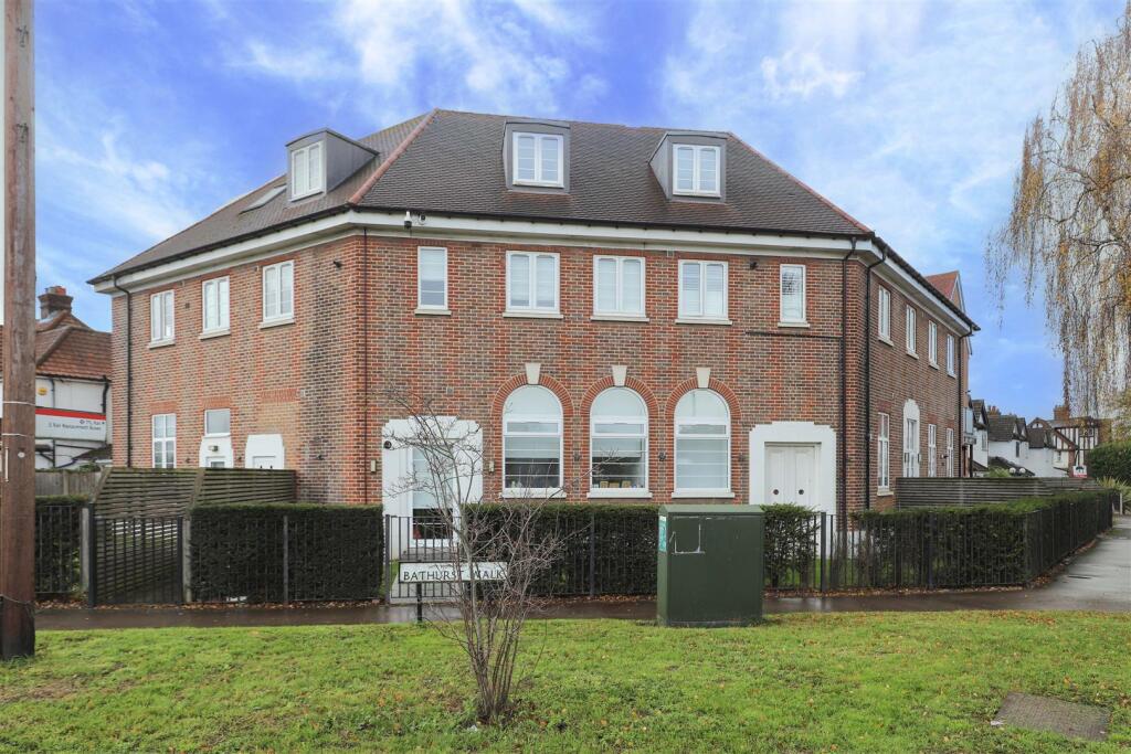 Main image of property: Grand Approach, Iver