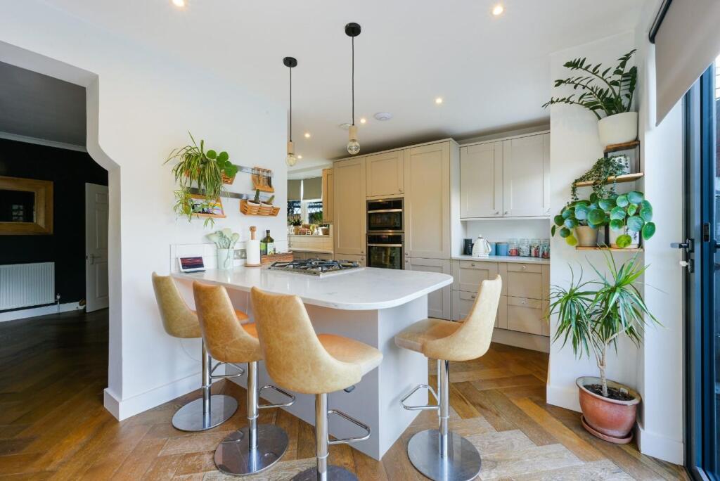 House in Epsom, Stoneleigh - View 4