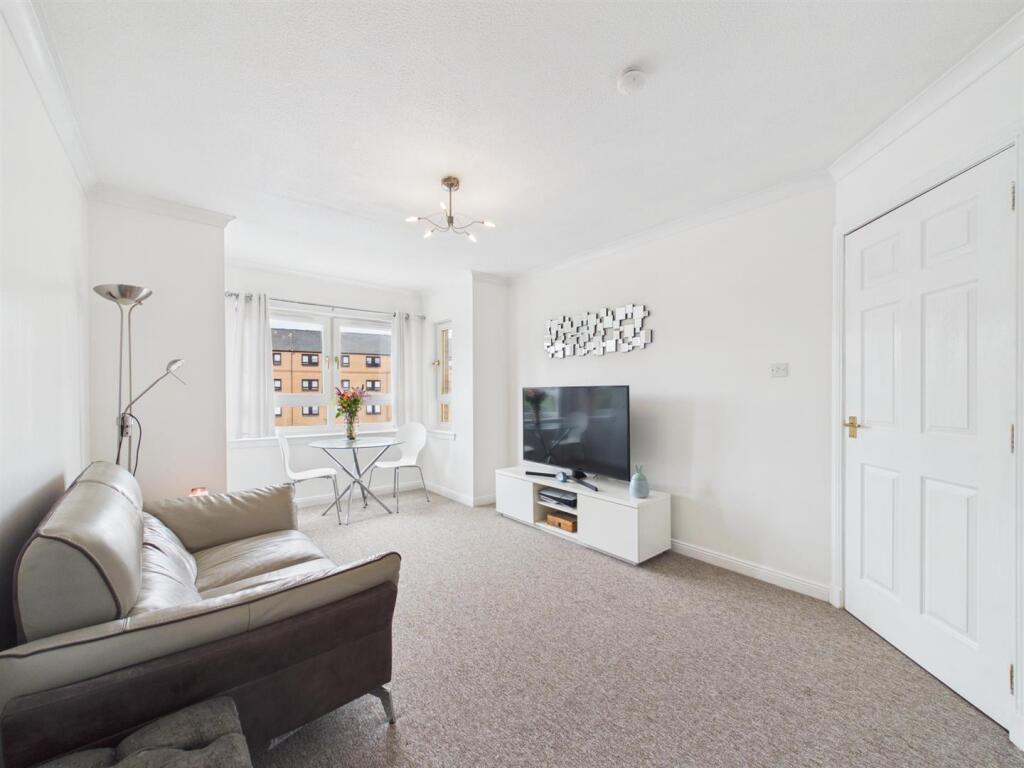 Apartment in Paisley, Renfrewshire - View 2