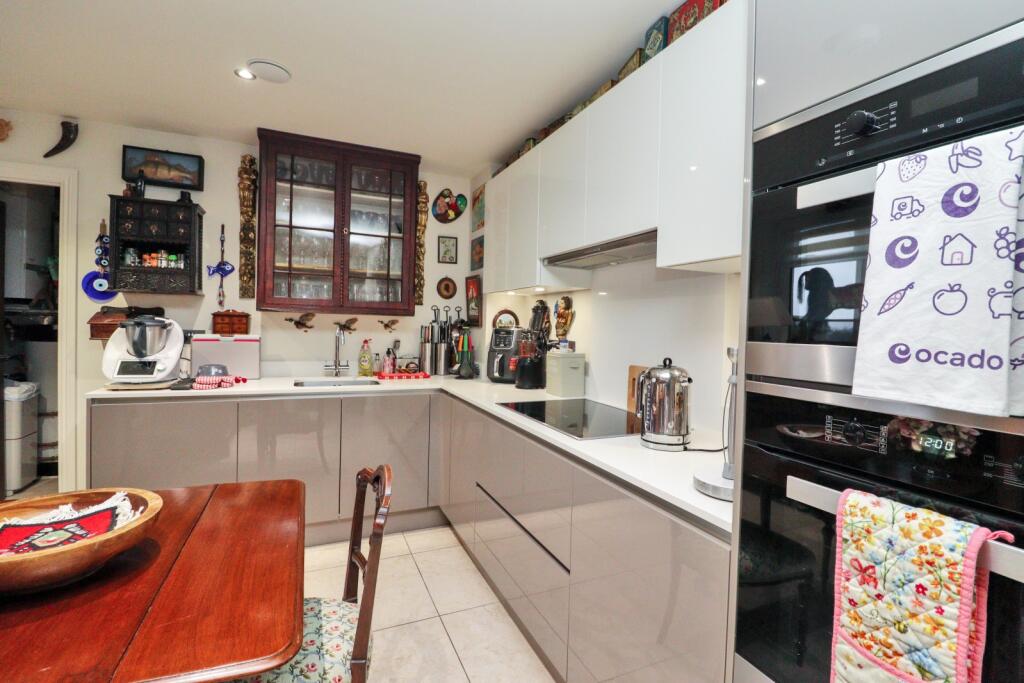 Apartment in Watford - More