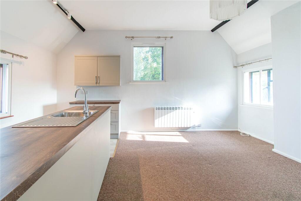 Farm Lane, Great Bedwyn, Marlborough, Wiltshire, SN8 photo 2