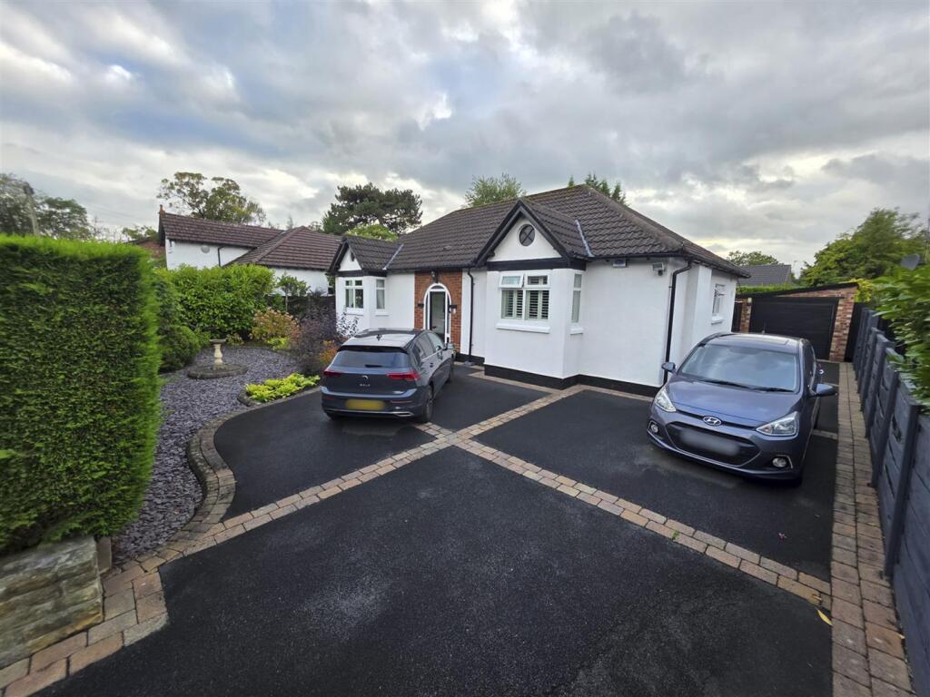 3-bed detached on Motcombe Grove, Heald Green, £550,000