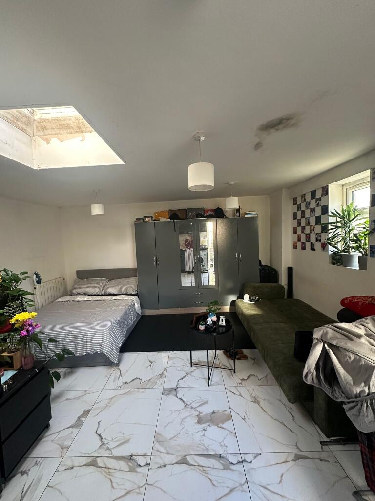 Studio flat on 80B Seymour Avenue, Tottenham, London N17 9ED, £85,000