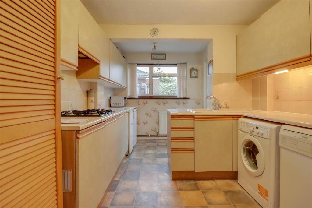 Lucerne Walk, Wickford photo 3