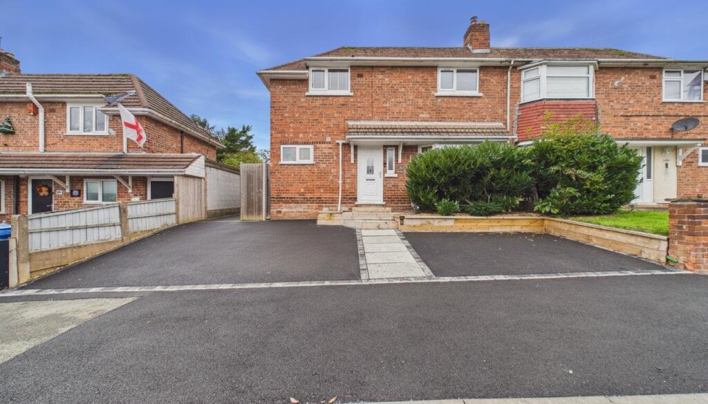 3-bed semi-detached on Queens Avenue, Ilkeston, Derbyshire, DE7 4DL, £235,000