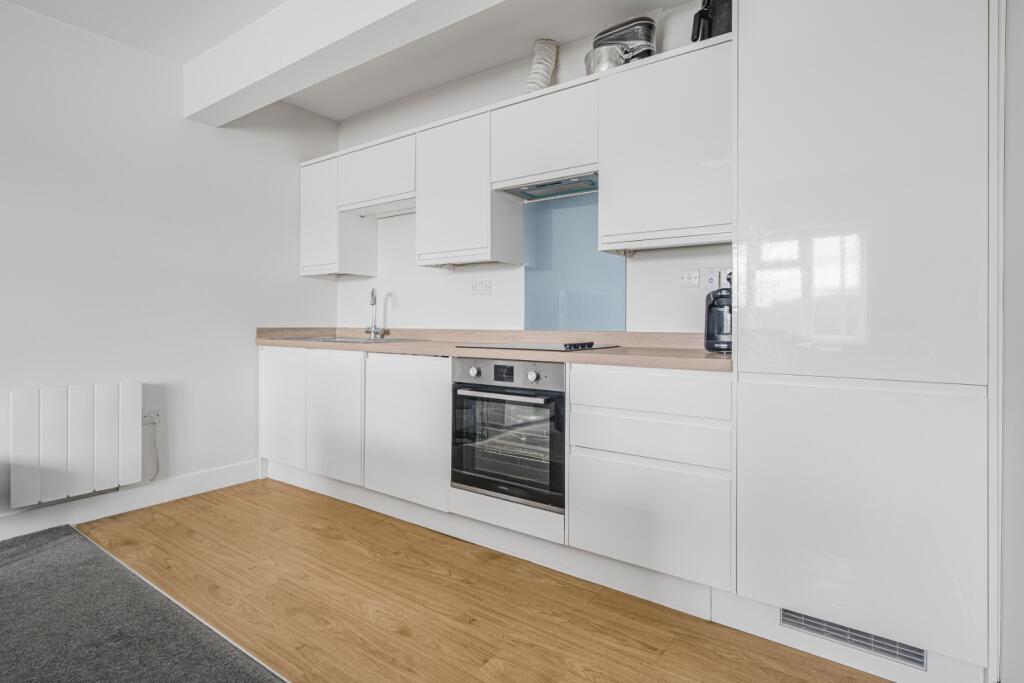 Apartment in Spelthorne, Ashford Common, Charlton