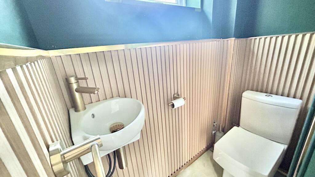 House in Oldham, Stock Brook, Chadderton - More