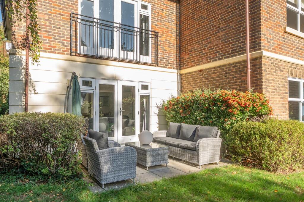 Apartment in Reigate and Banstead, Kingswood - View 3