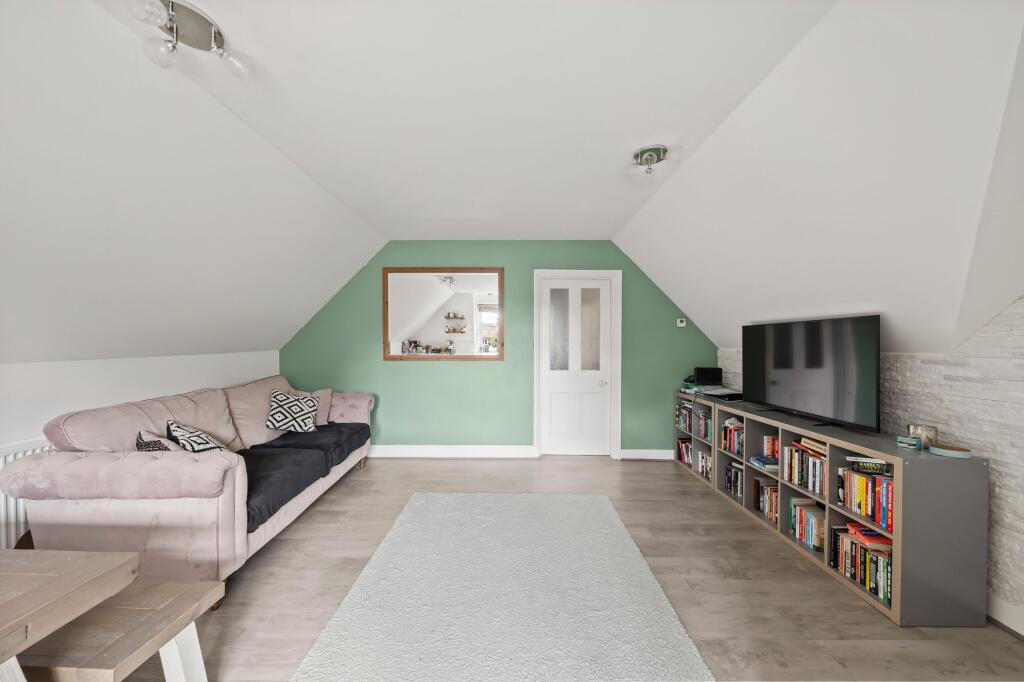 Apartment in Kingston upon Thames - View 3