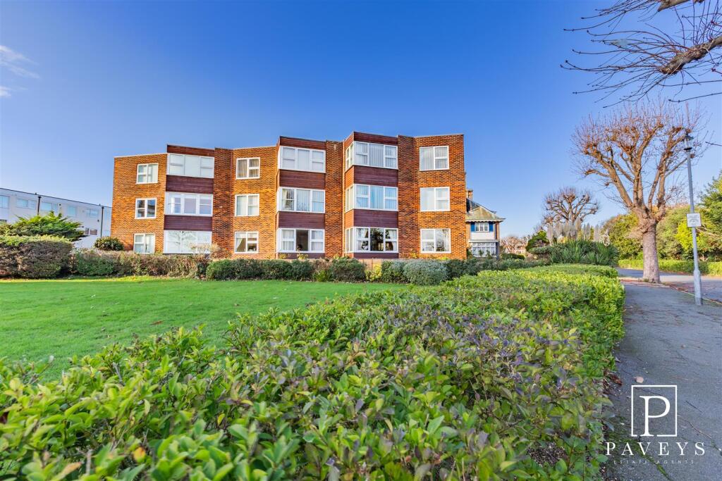 3-bed flat on The Crescent, Frinton-on-Sea, £335,000