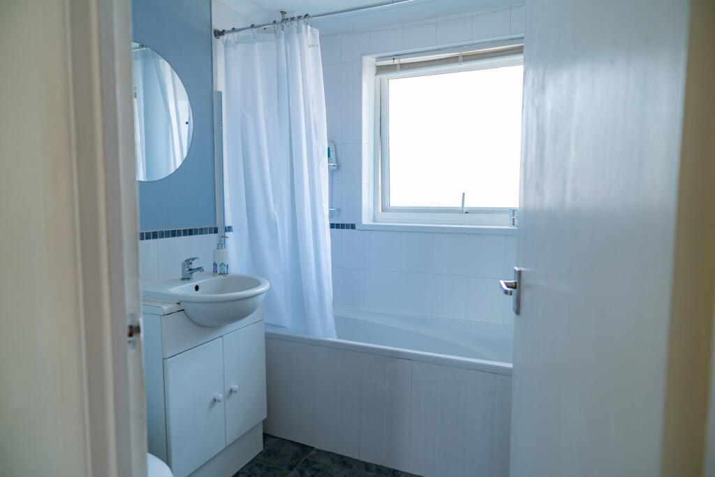 House in Gosport, Lee-on-the-Solent - More