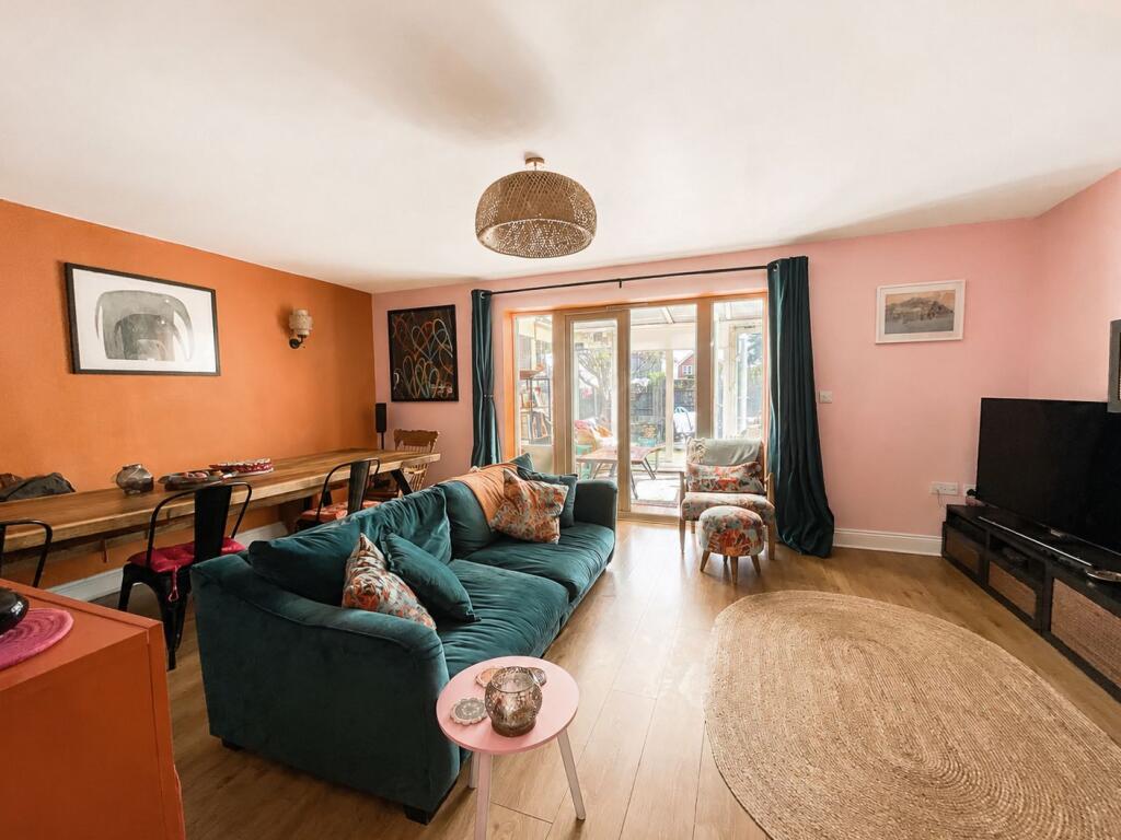 House in Southend-on-Sea - More