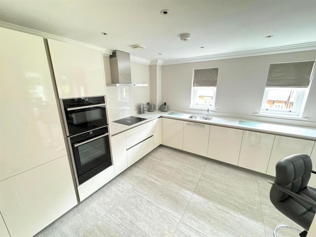 The Village, Prestbury, SK10 photo 3