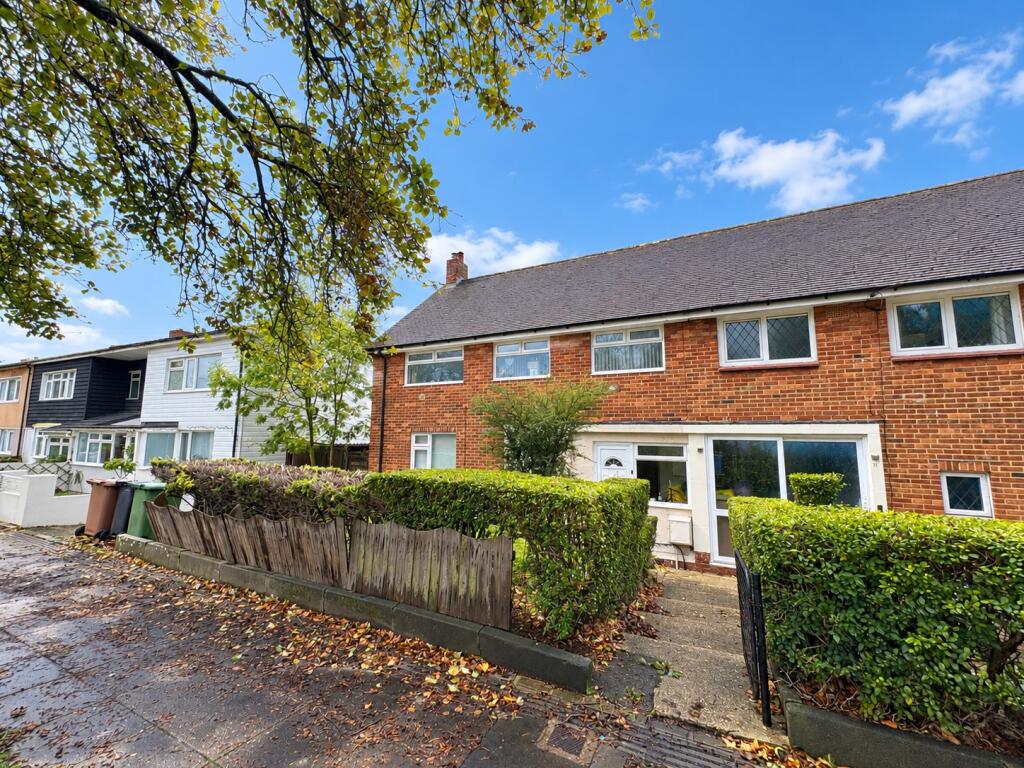 2-bed flat on Allaway Avenue, Paulsgrove, Portsmouth, PO6, £190,000