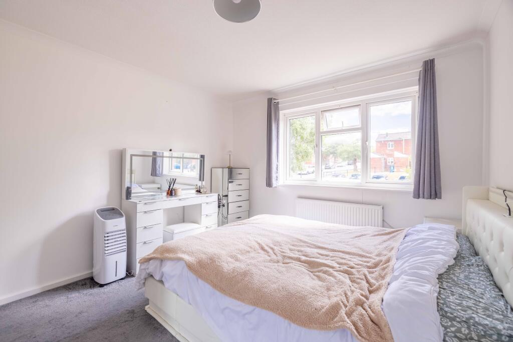 Apartment in Windsor - More