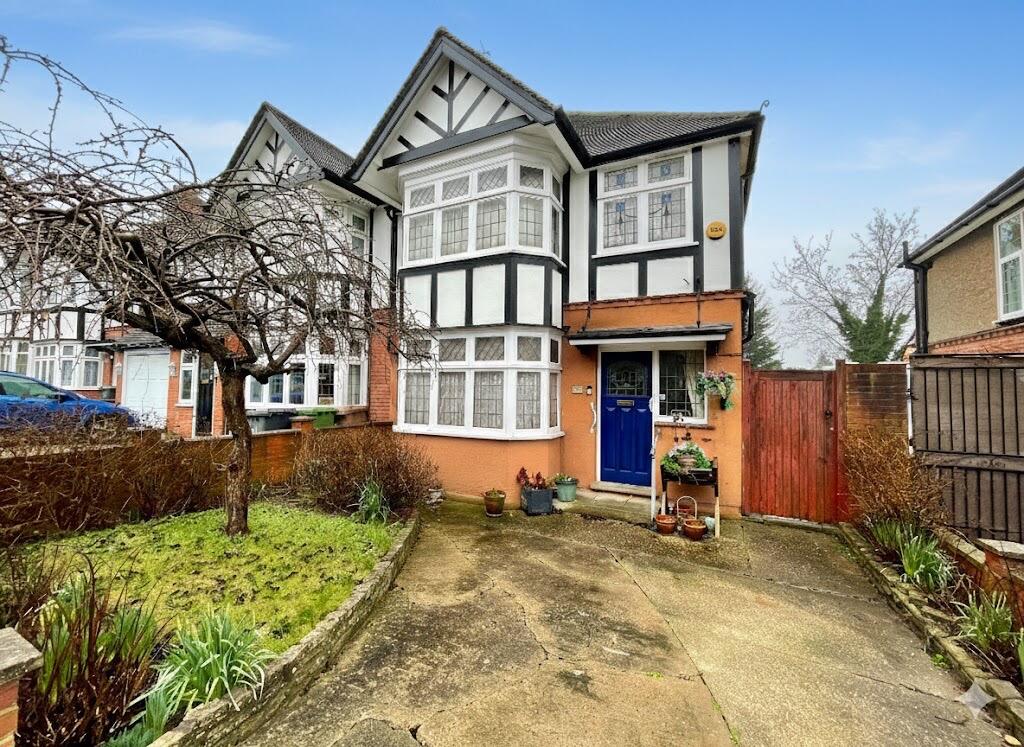 3-bed semi-detached on Elmwood Crescent, Luton, Bedfordshire, LU2 7HX, £375,000