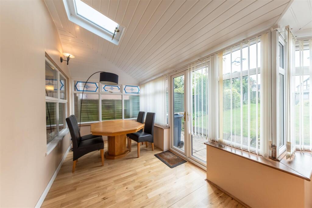 Meadow Close, Cuddington, Cheshire photo 4