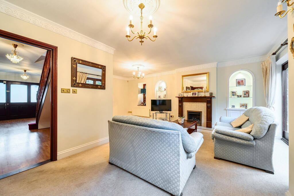 House in Hertsmere, Hertfordshire - More