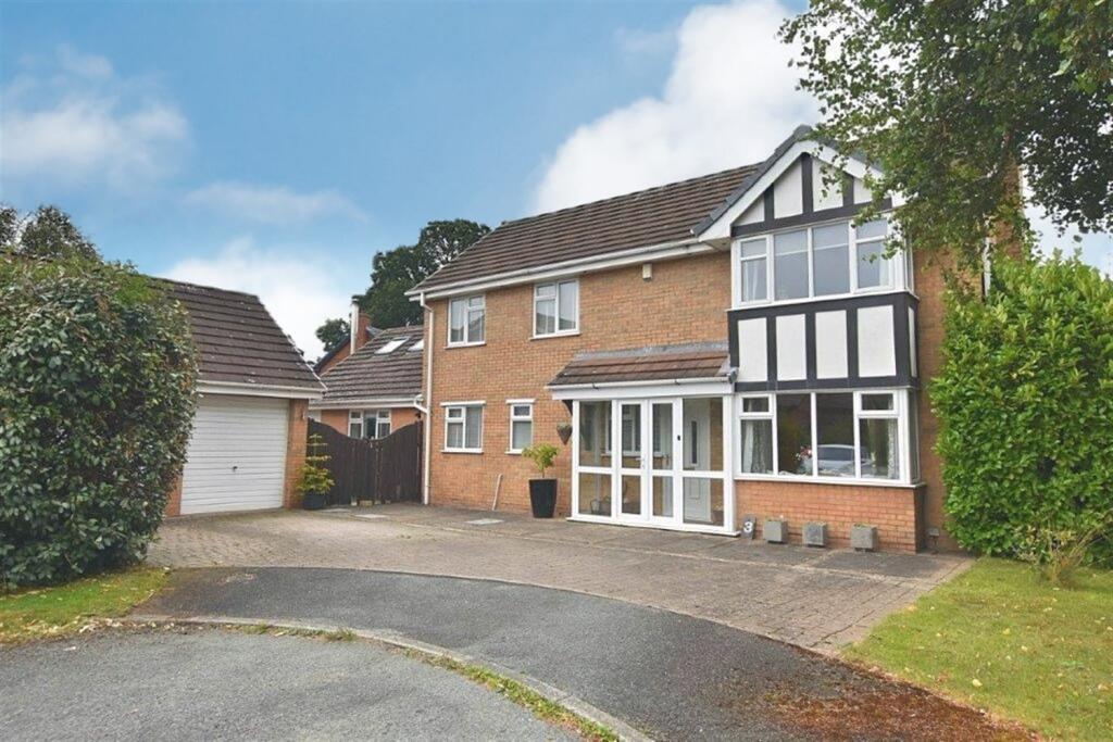 Main image of property: Braemar Close, Holmes Chapel