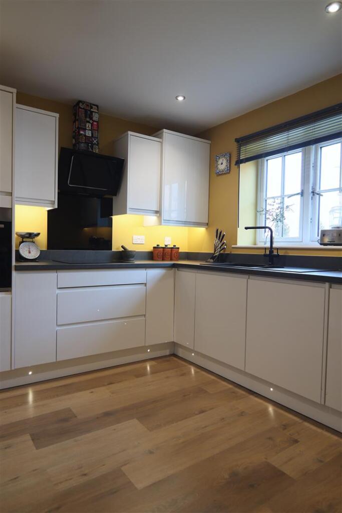 Woodland Court, Droitwich photo 2