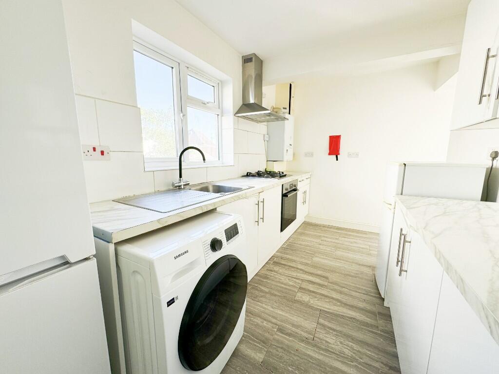 5 bedroom semi-detached house for rent