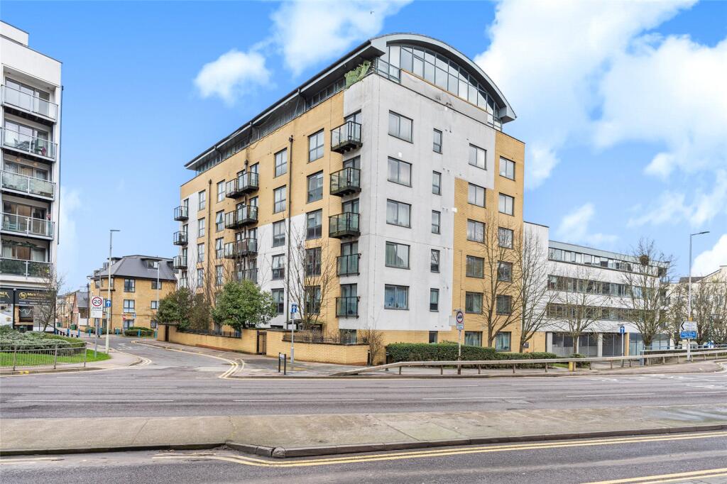 2-bed flat on Lord Street, Watford, Hertfordshire, WD17, £250,000