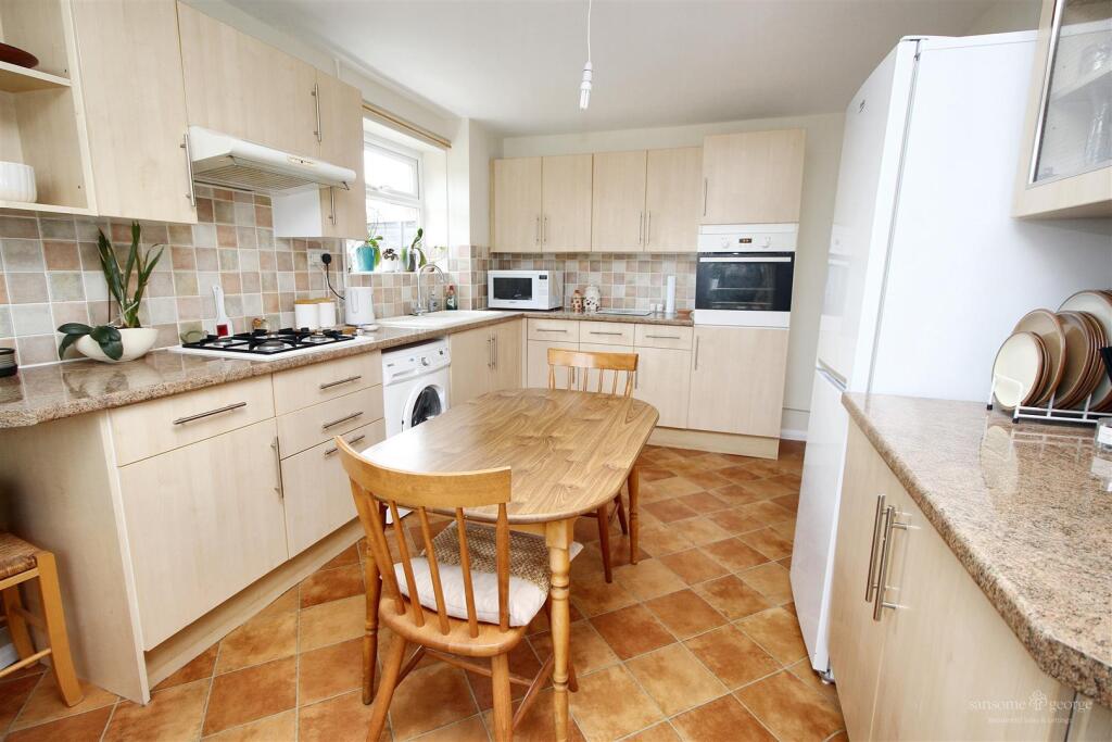 Dee Road, Tilehurst, Reading photo 2