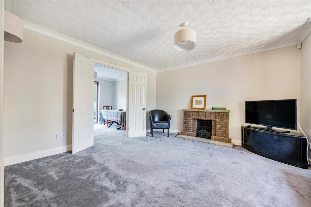 Leith Close, Crowthorne, Berkshire, RG45 6TD photo 3