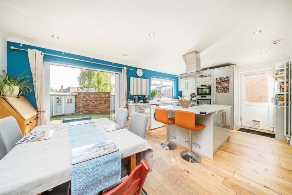 House in London, Royal Borough of Kingston upon Thames - View 4