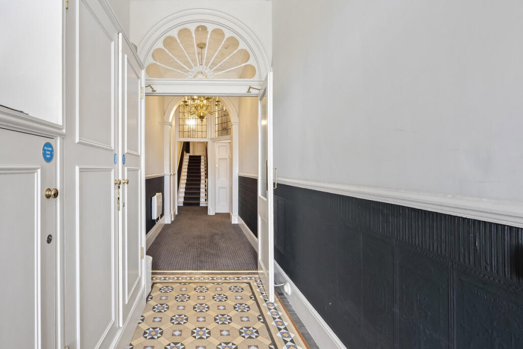 Brunswick Square, Hove, BN3 - More