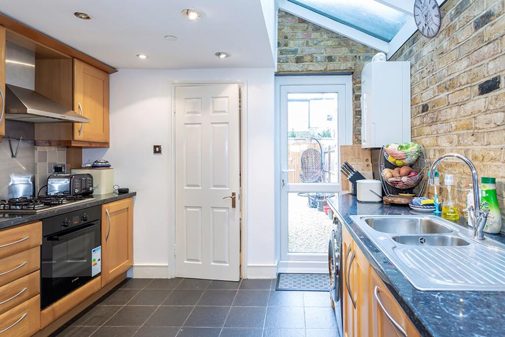 House in Elmbridge, Long Ditton - More