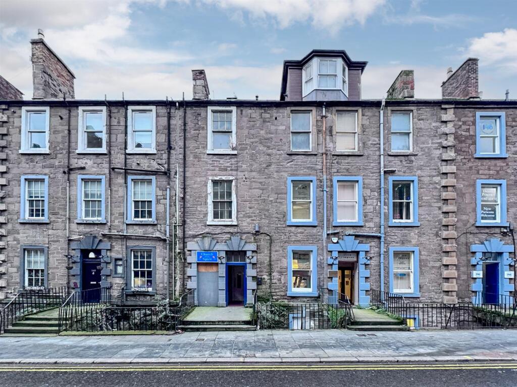 4-bed flat on Nethergate, Dundee, £165,000