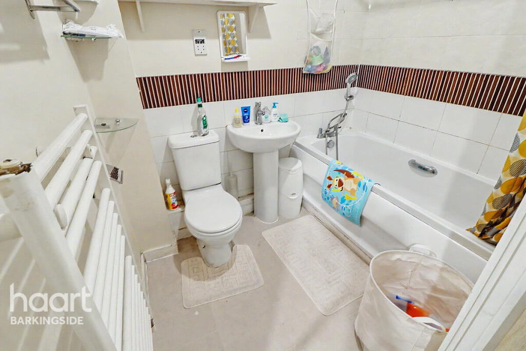 Apartment in Ilford, Clayhall - View 5