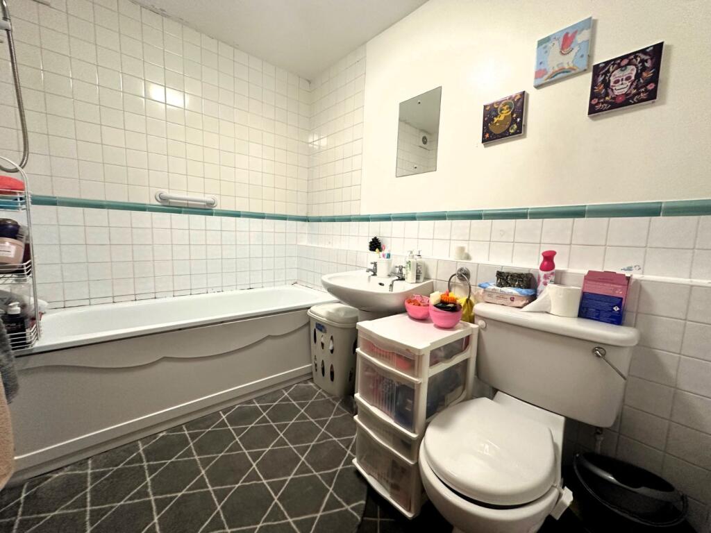 Apartment in Northampton, Grafton Street Industrial Estate, Semilong - View 5