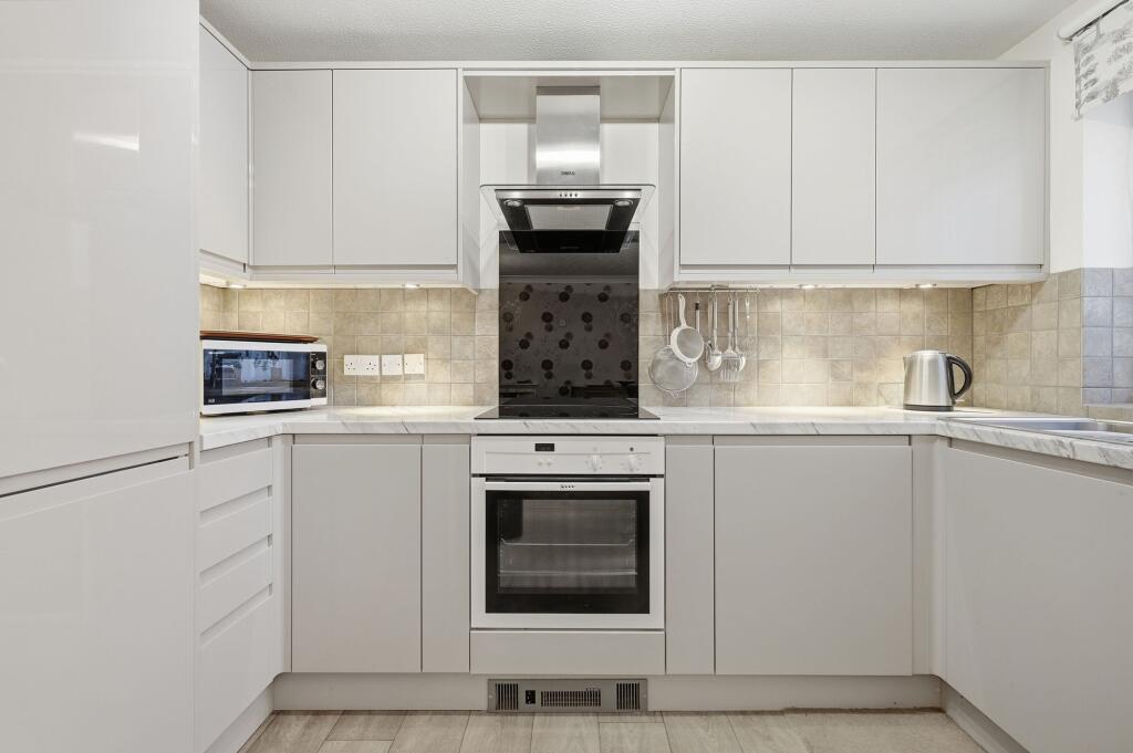 Apartment in Billericay, Queens Park - View 2
