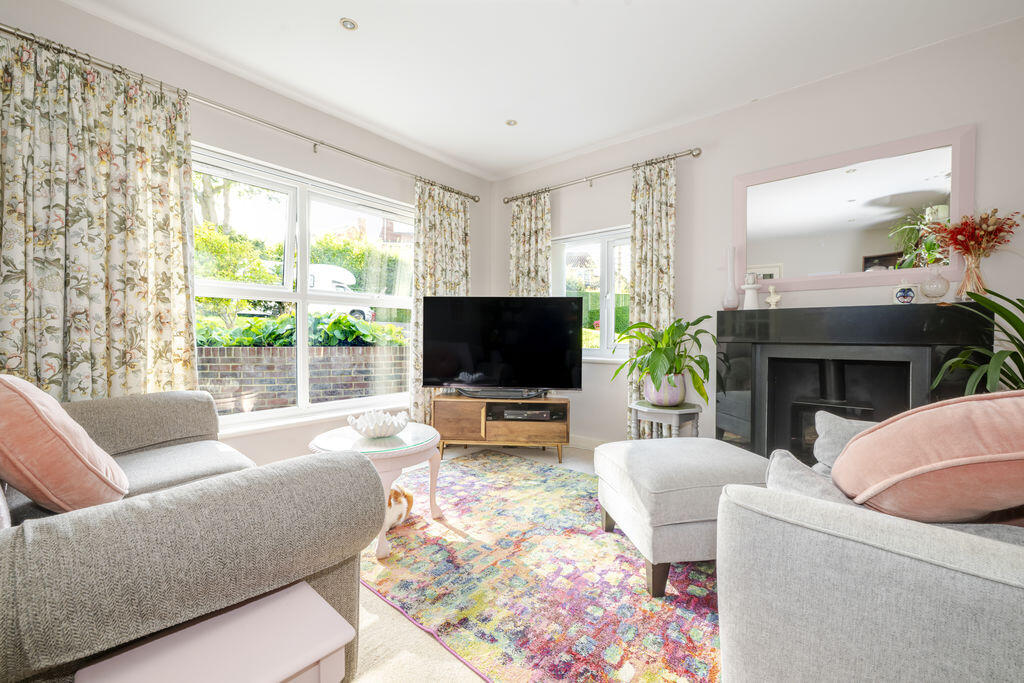 House in Wealden, St John's, Crowborough - More