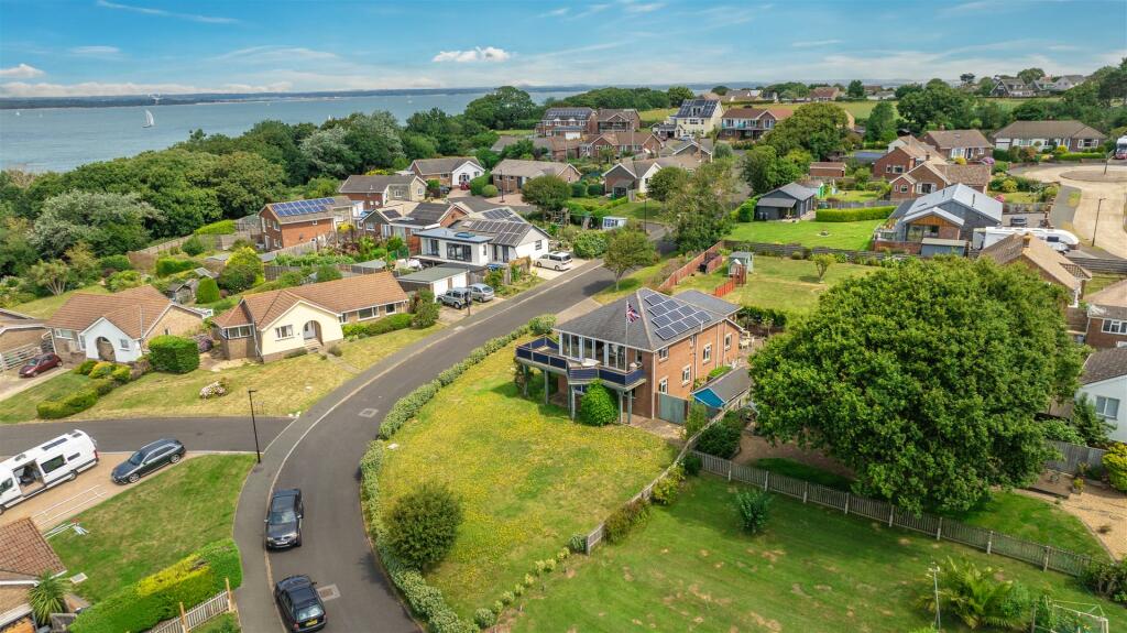 5-bed detached on OUTSTANDING SEA VIEWS - Gurnard Heights, Cowes, £799,950
