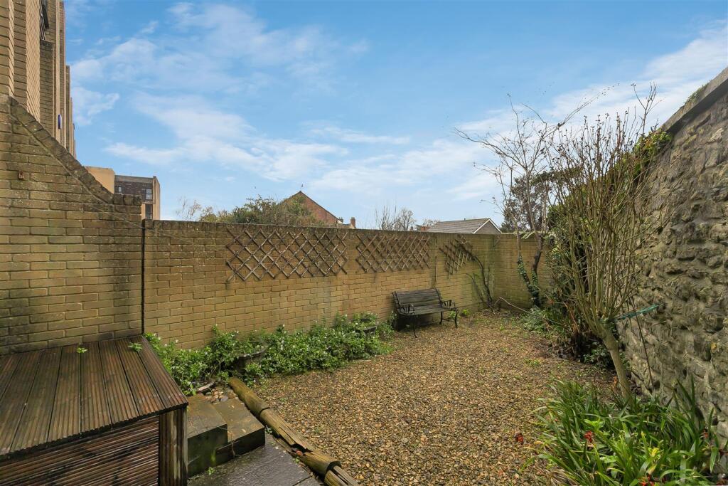 Old Vicarage Green, Keynsham photo 2