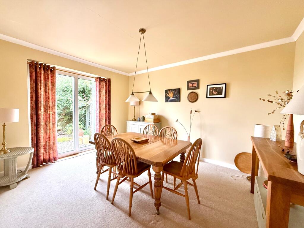 House in Swindon, Okus - More