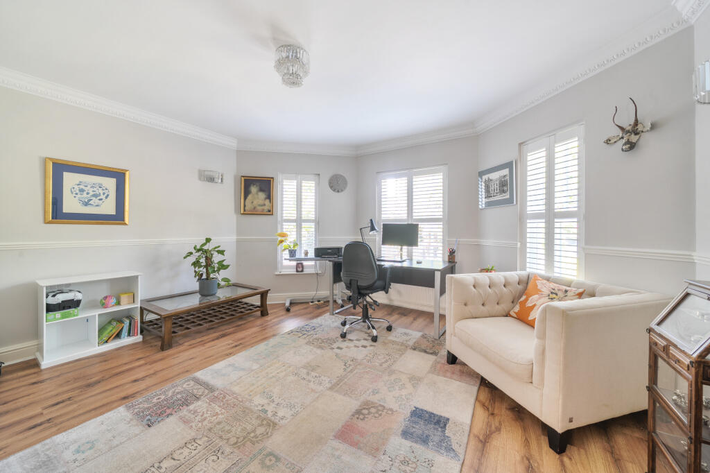 Sandringham Park, Cobham, KT11 – další
