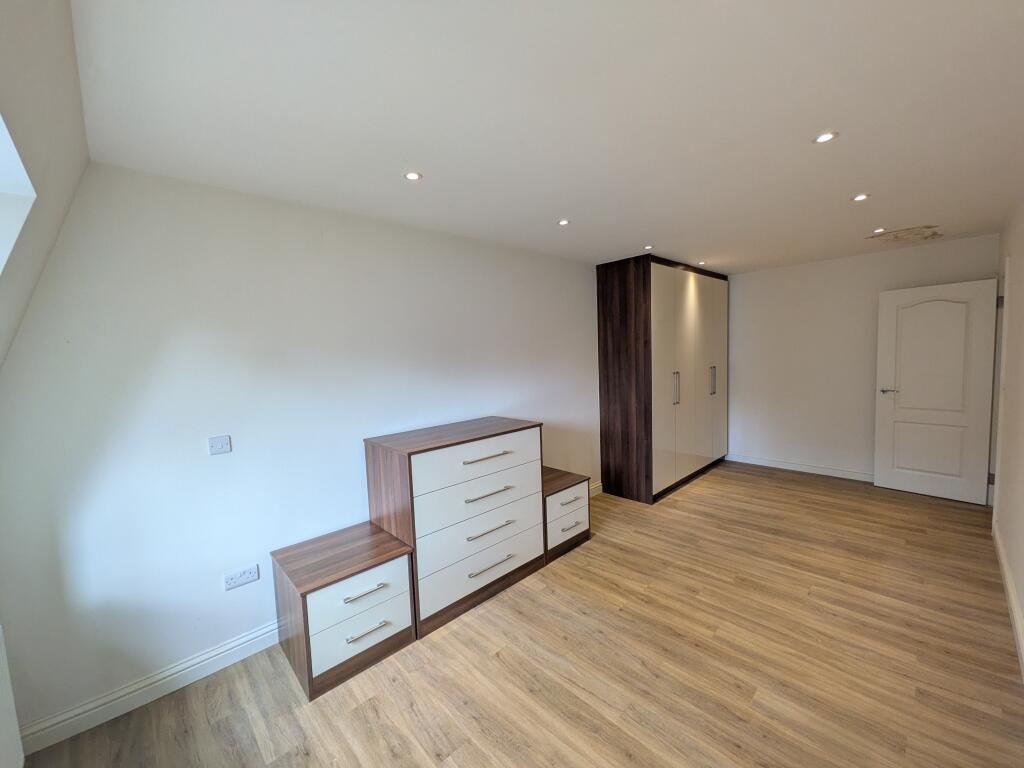 Apartment in Reigate and Banstead, Earlswood - More