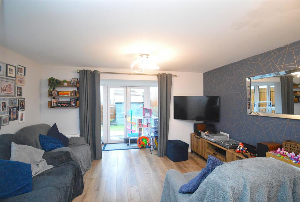2 Saxon Close photo 4