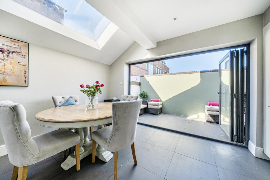 House in Windsor - View 3