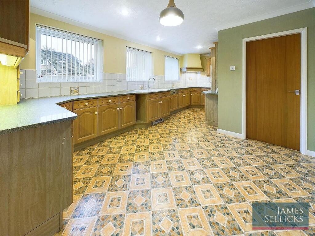 Sycamore Close, Oadby, Leicestershire photo 3