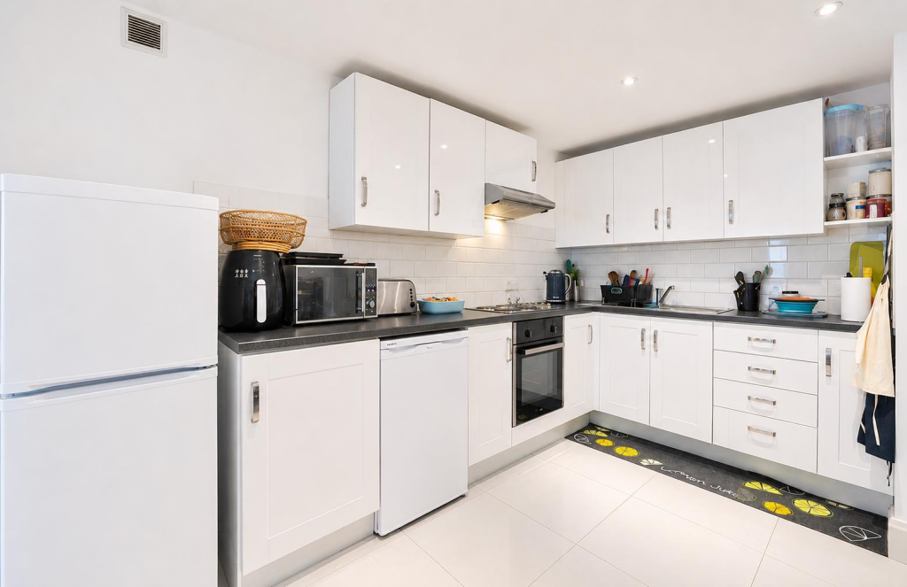 Apartment in London, Green Man Estate, Hanwell - View 4