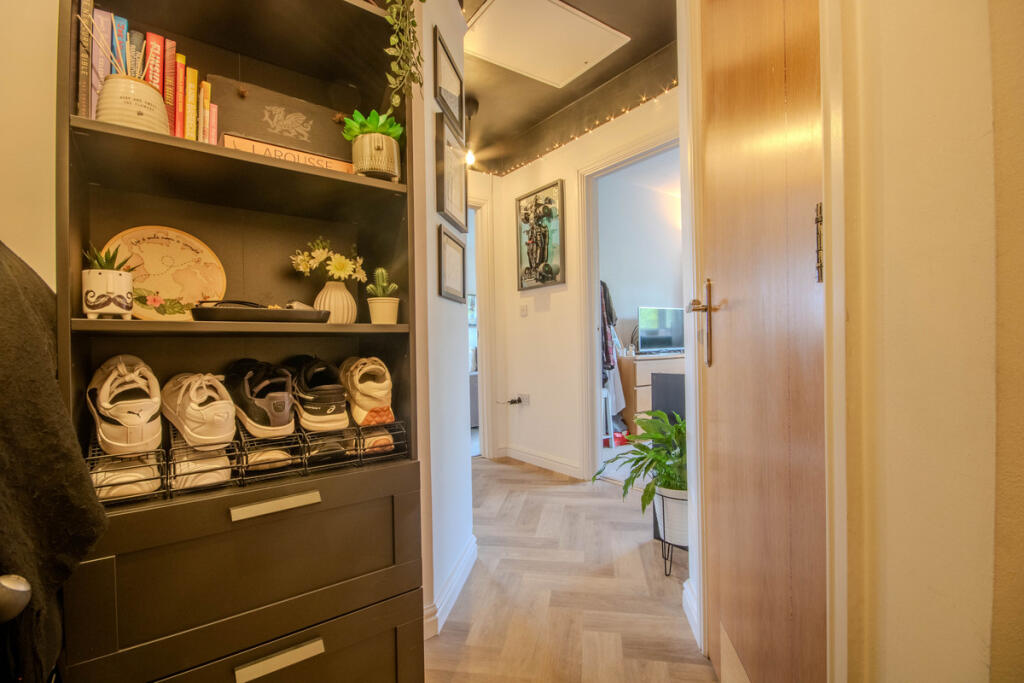 Apartment in Cardiff, Pentwyn - More